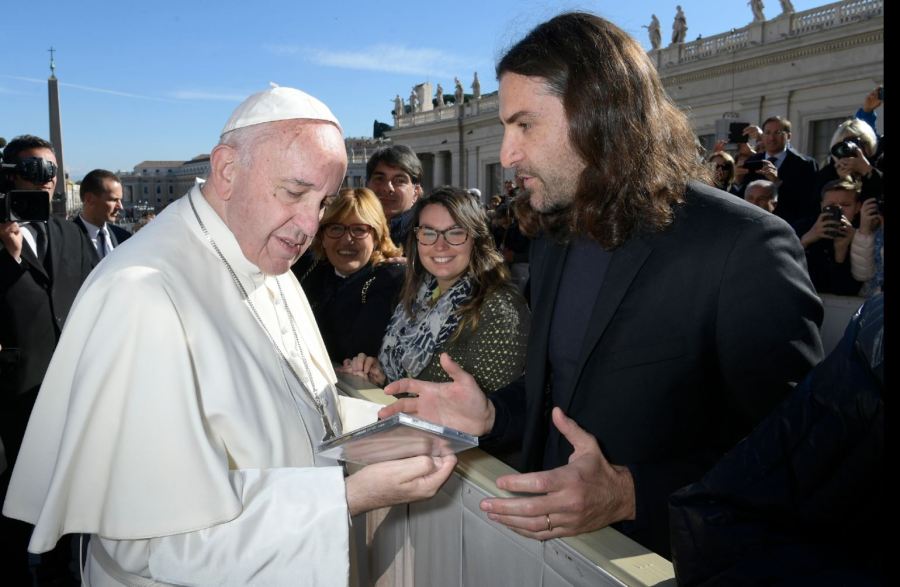 il-compositore-gabriele-ciampi-incontra-il-papa-in-vaticano-credit_losservatore-romano_